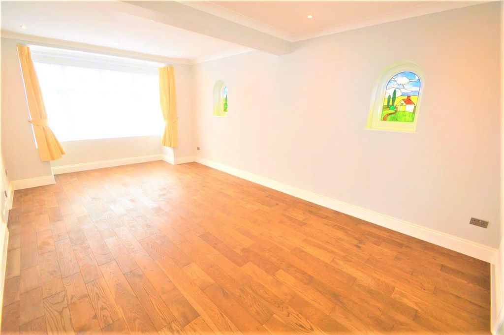 Property photo 2 of 3 Finchingfield Ave Ig8