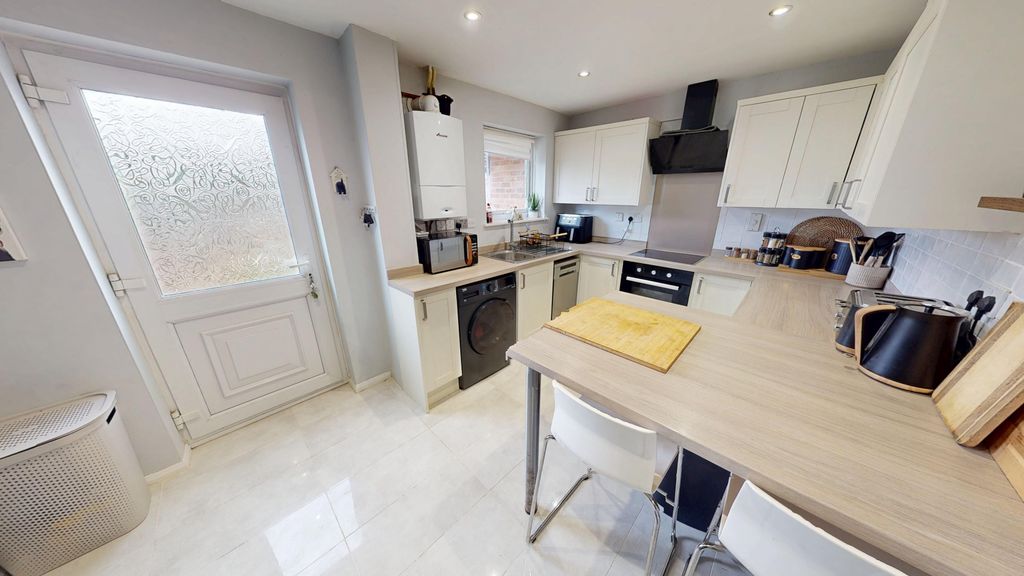 Property photo 2 of 10 Kitchen