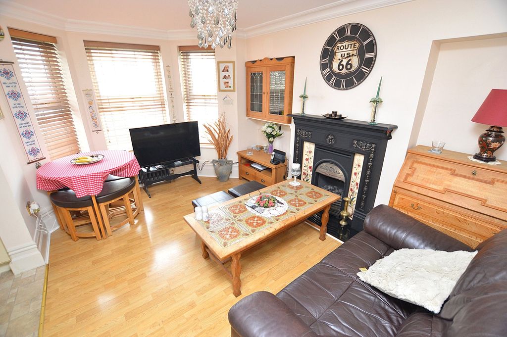 Property photo 2 of 6 Lounge