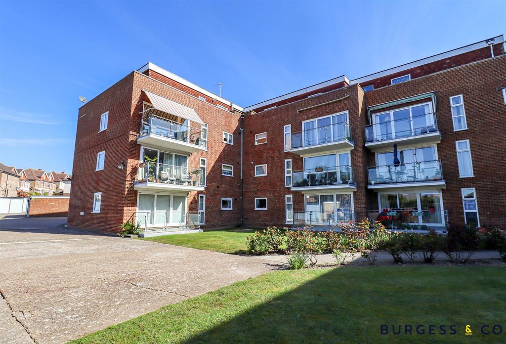 Property photo 1 of 18 Cookham Front.Jpg