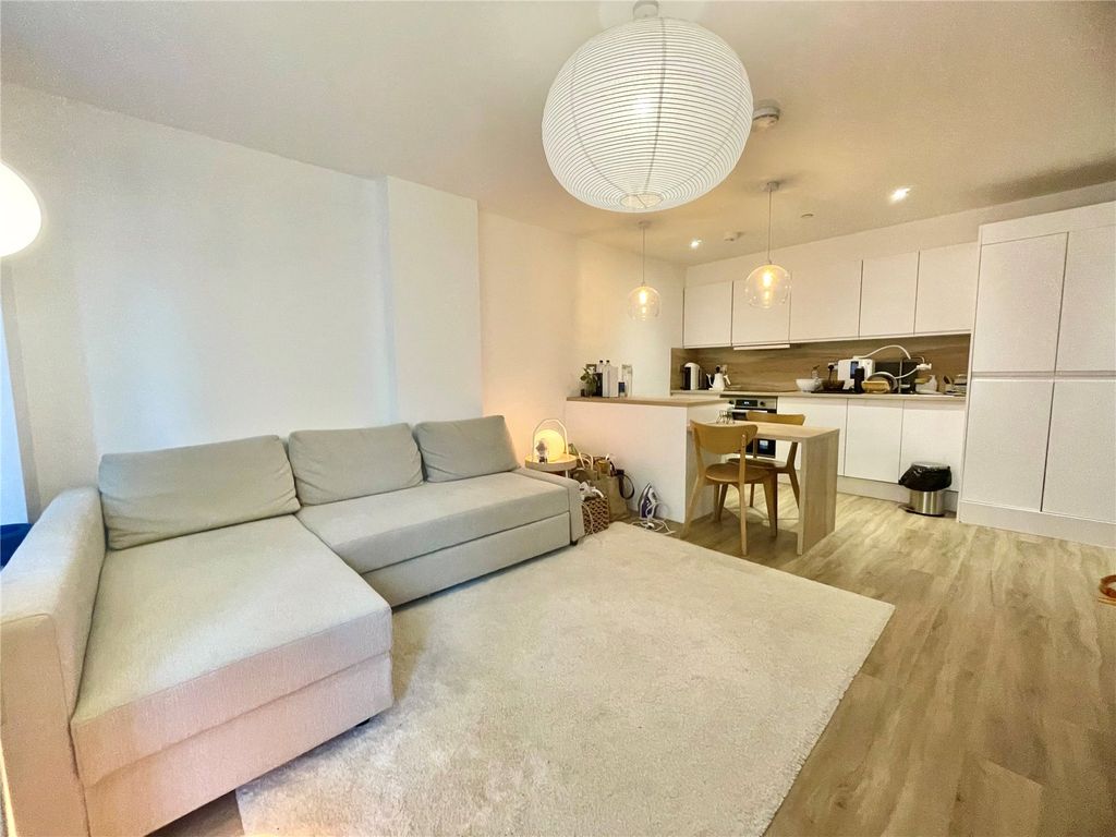 Property photo 1 of 13 Lounge