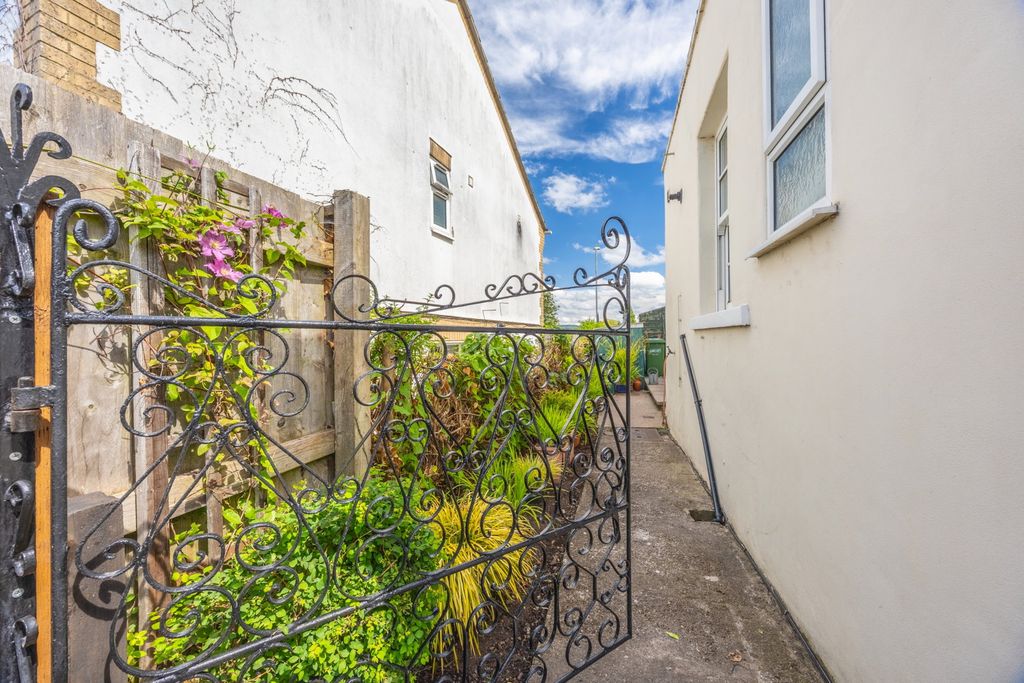 Property photo 2 of 34