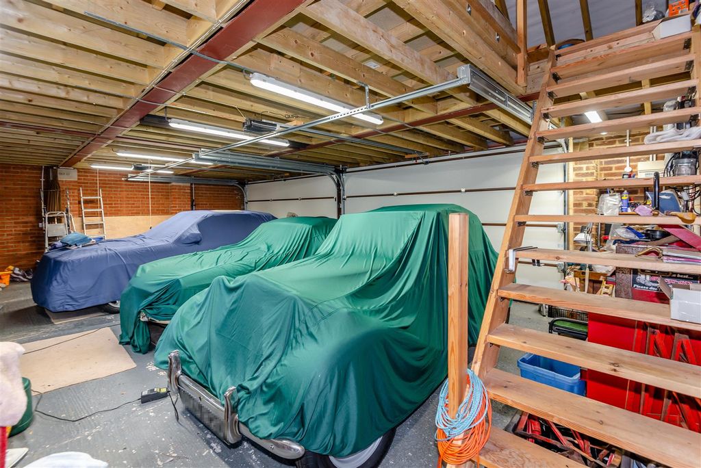 Property photo 2 of 36 Garage Internal