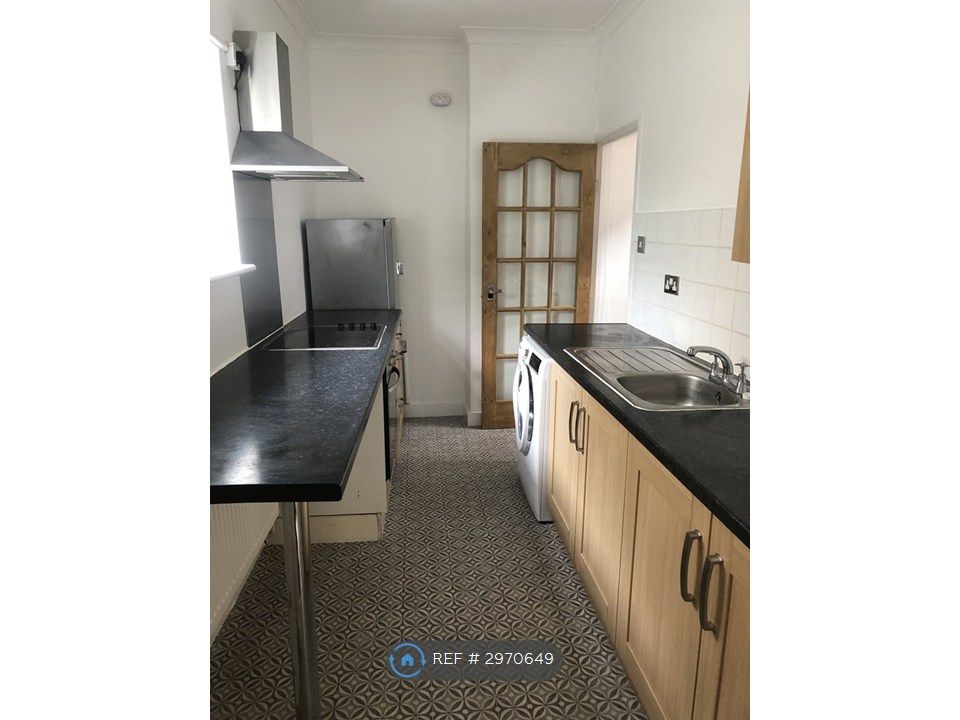 Property photo 3 of 7 Kitchen
