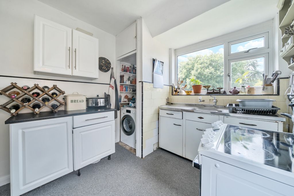 Property photo 2 of 11 1301563-11-6842ee...