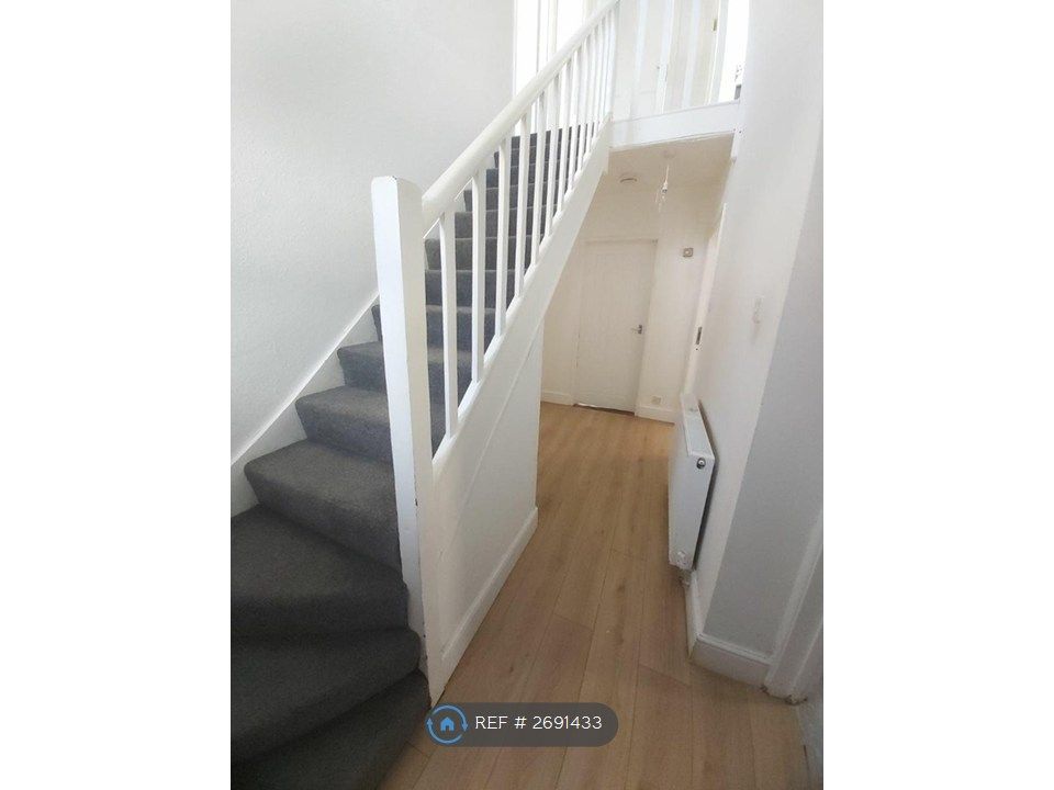 Property photo 3 of 11 Light And Airy