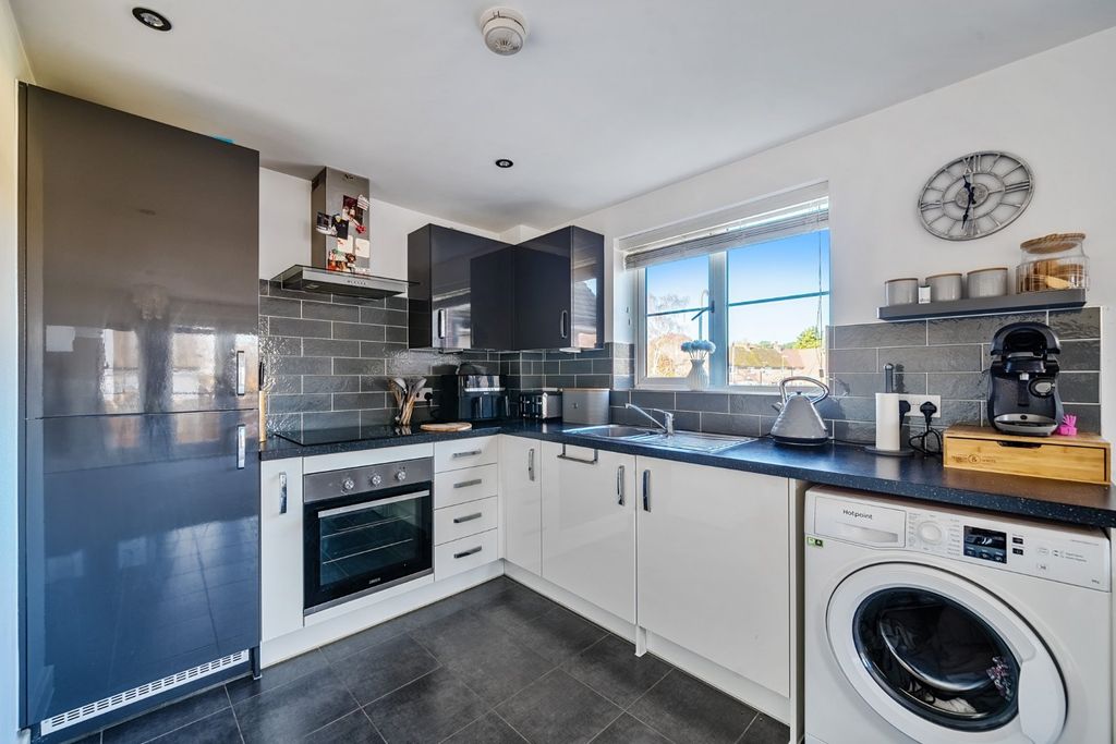 Property photo 3 of 9 Kitchen