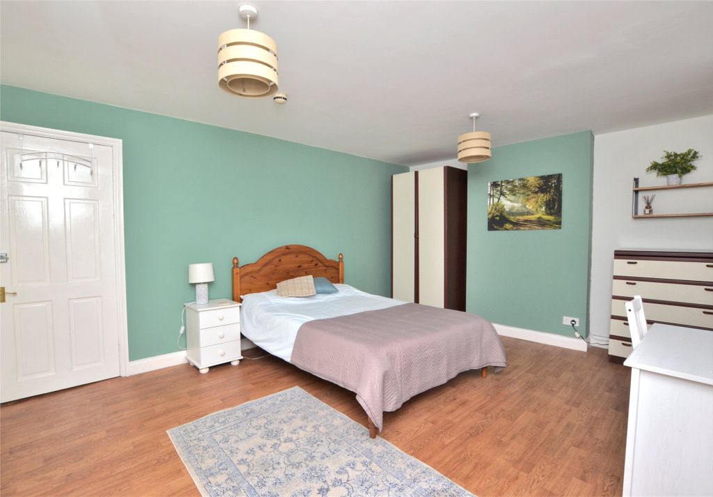 Property photo 2 of 10 Bedroom