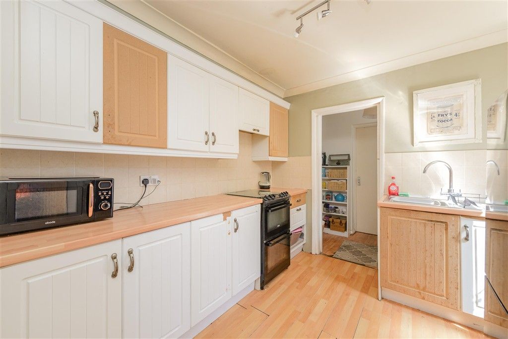 Property photo 3 of 10 Kitchen