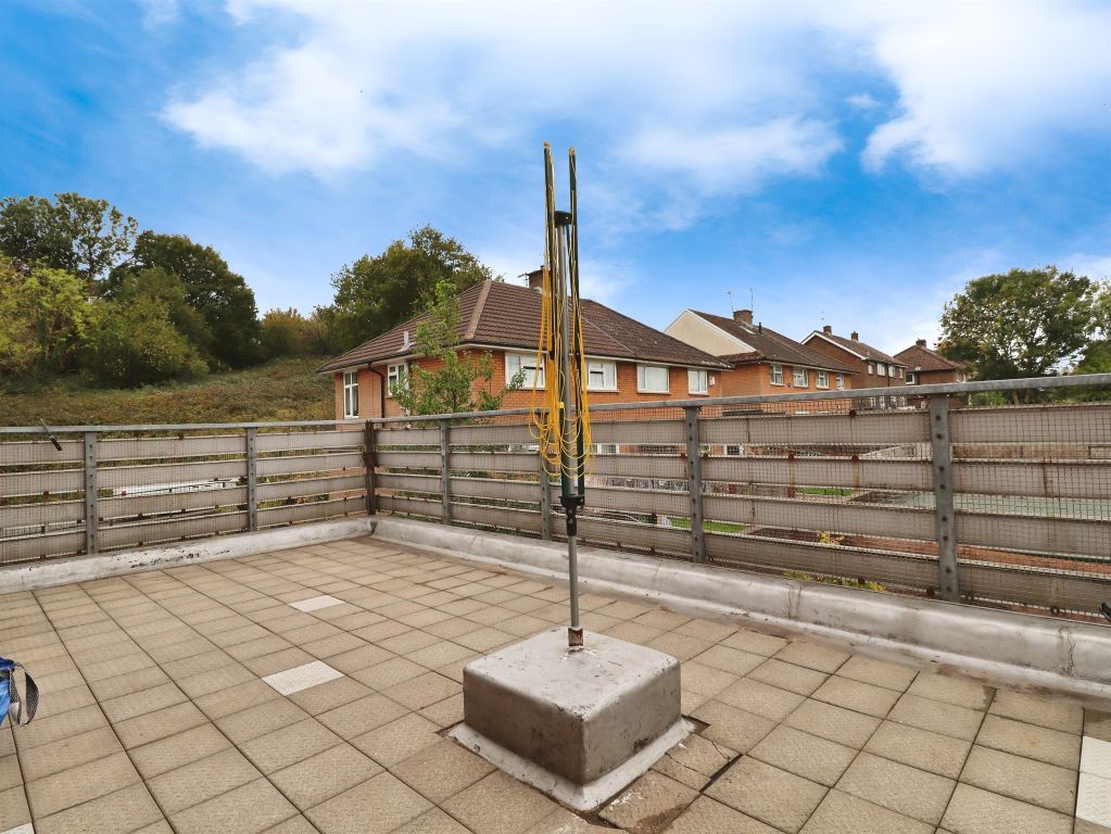 3 bed maisonette for saleBeechley Drive, Cardiff CF5 photo 5