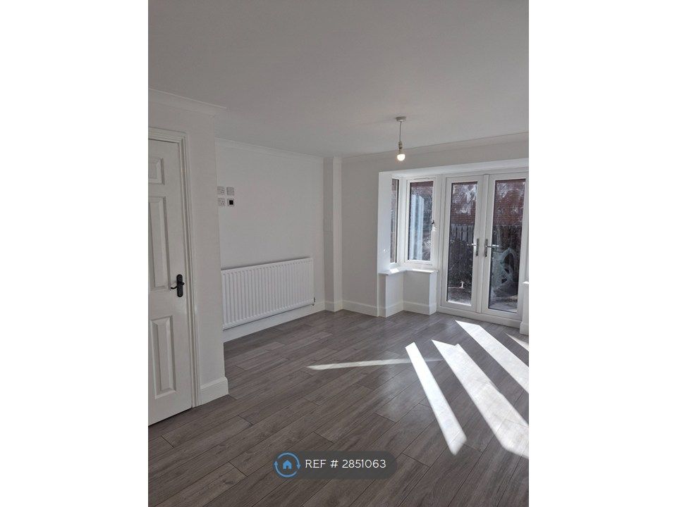 Property photo 3 of 18 Living Room (1)