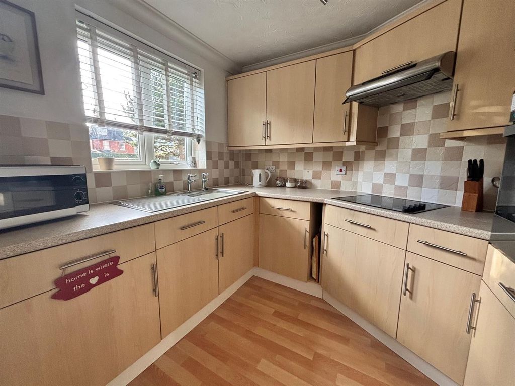 Property photo 3 of 12 Kitchen.