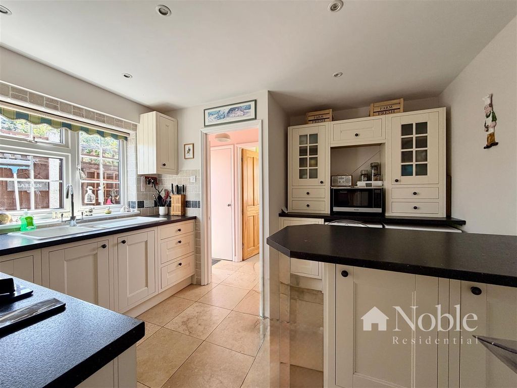 Property photo 2 of 14 Kitchen/Breakfast Room