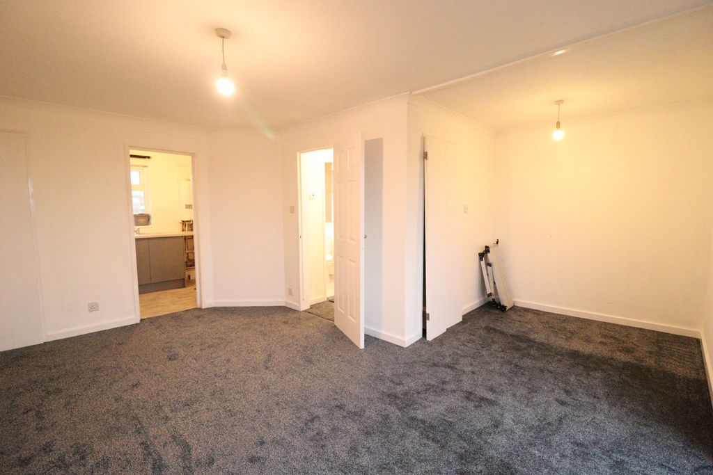 Property photo 2 of 8 Picture No. 12