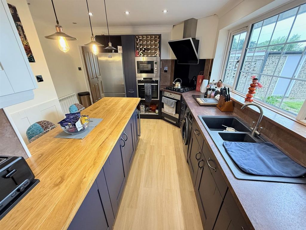Property photo 3 of 25 Kitchen/Breakfast Room