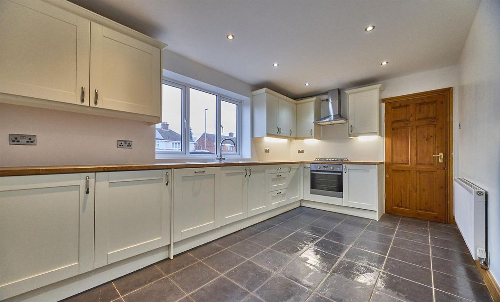 Property photo 2 of 12 78 Featherston Drive Bb 4.Jpg