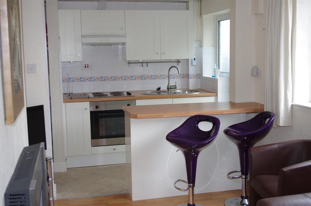 Property photo 3 of 11 Approach