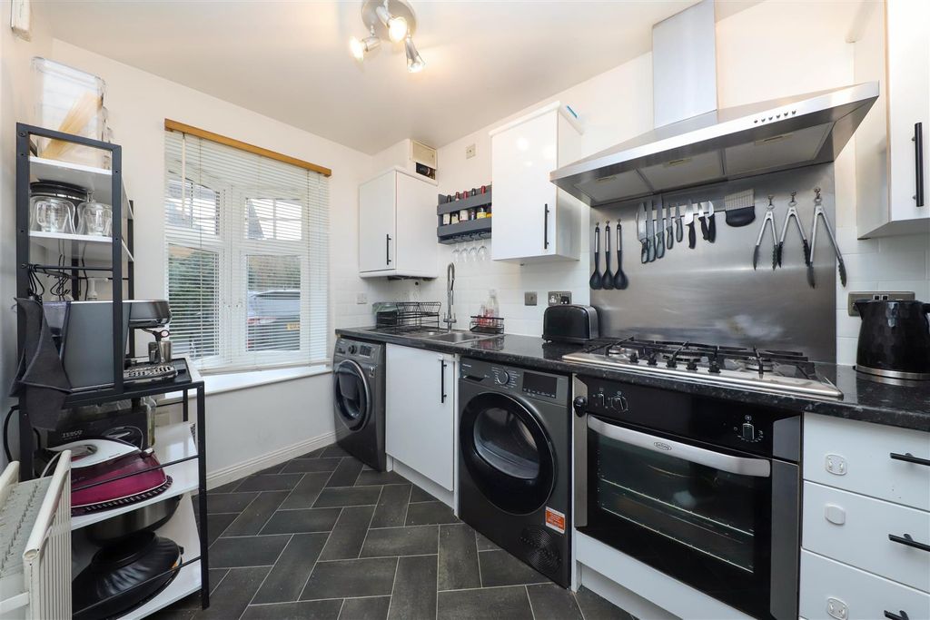 Property photo 3 of 12 Kitchen