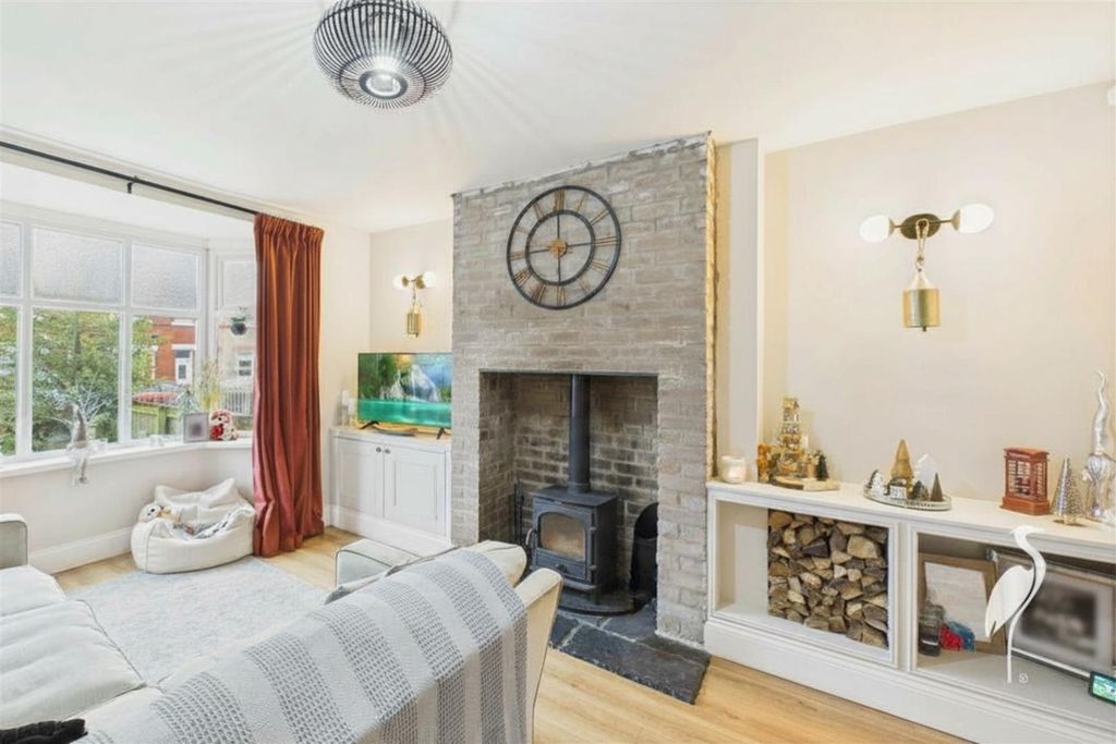 Property photo 2 of 24 Lounge