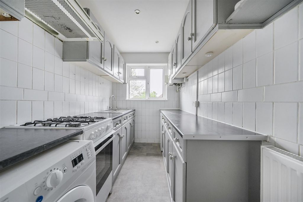 Property photo 3 of 13 1439234-9-69E2135038851.Jpg