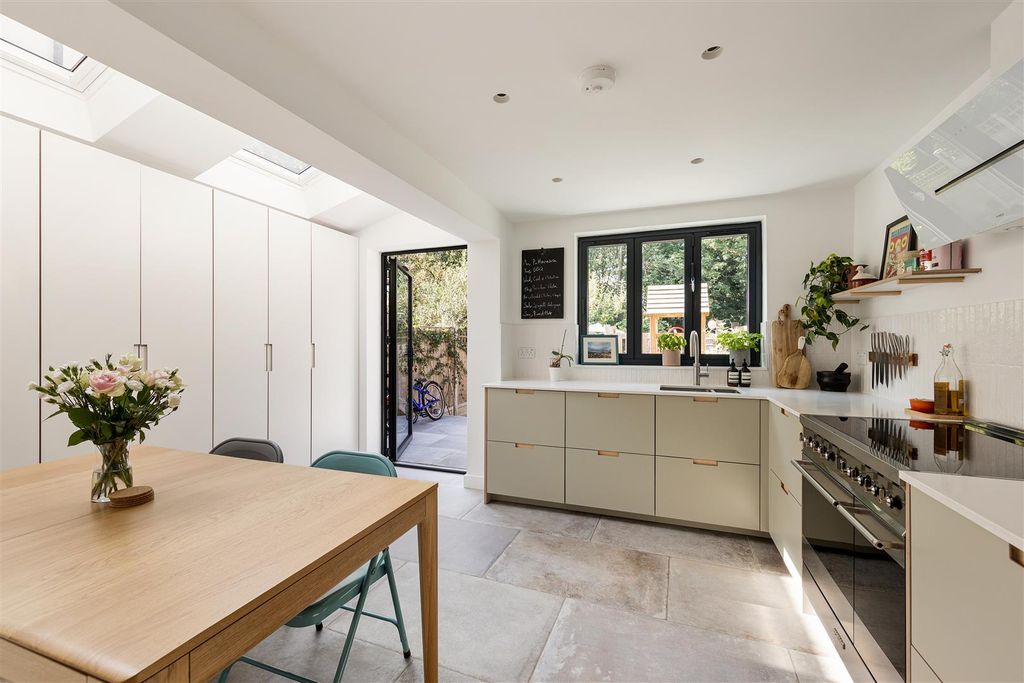 Property photo 3 of 27 Haldan Road E4