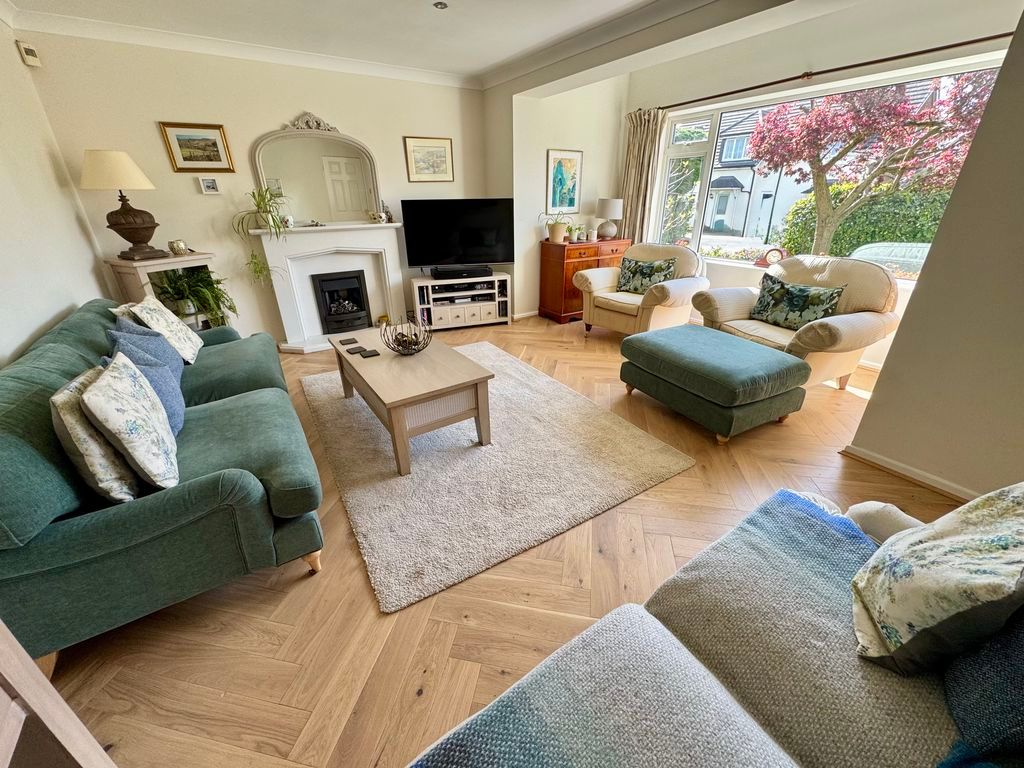 Property photo 2 of 34 Lounge