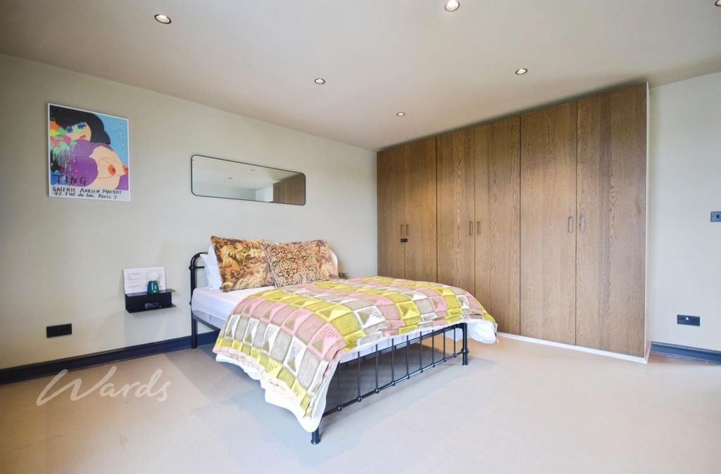 Property photo 3 of 8 FM Bed Use