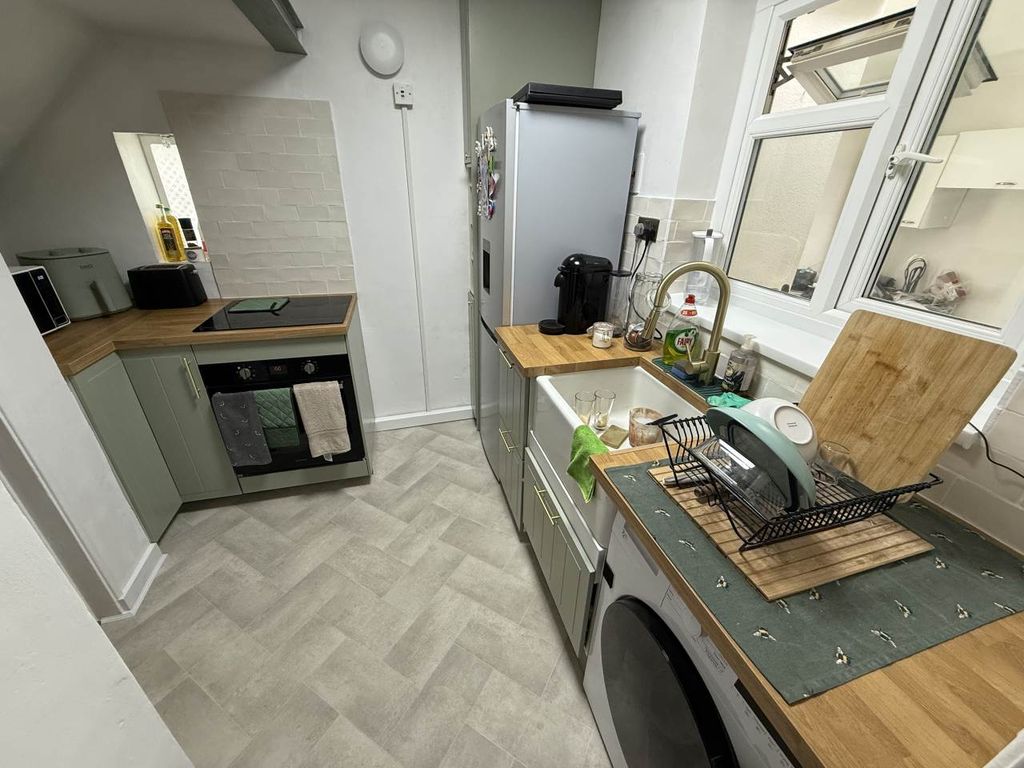 Property photo 3 of 12 Kitchen