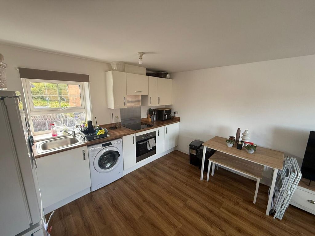 Property photo 2 of 7 Kitchen