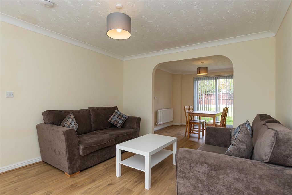 Property photo 2 of 15 9 Lakeside Close-12.Jpg