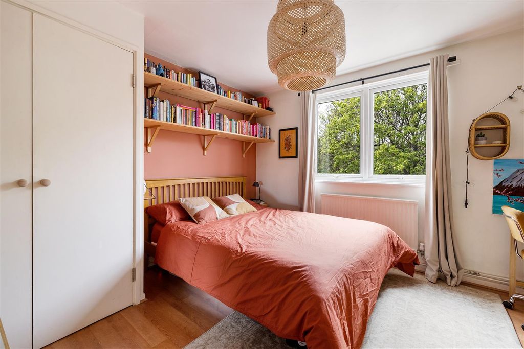 Property photo 3 of 22 Fairfoot Road, E3