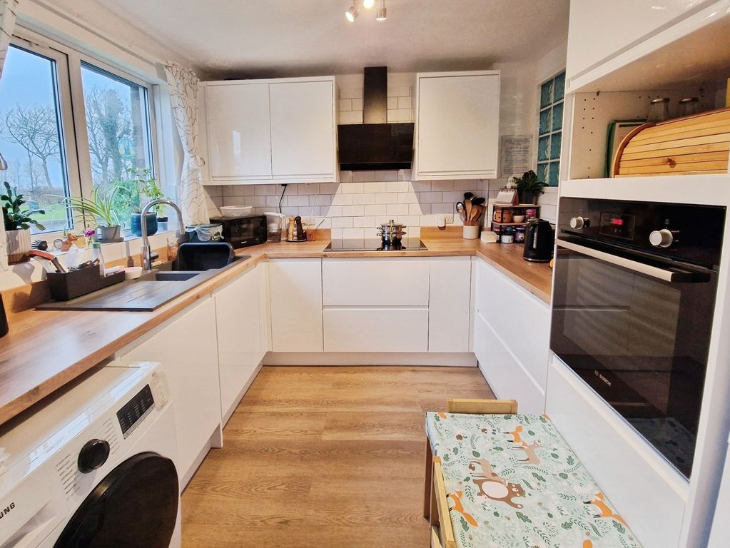 Property photo 2 of 8 Kitchen