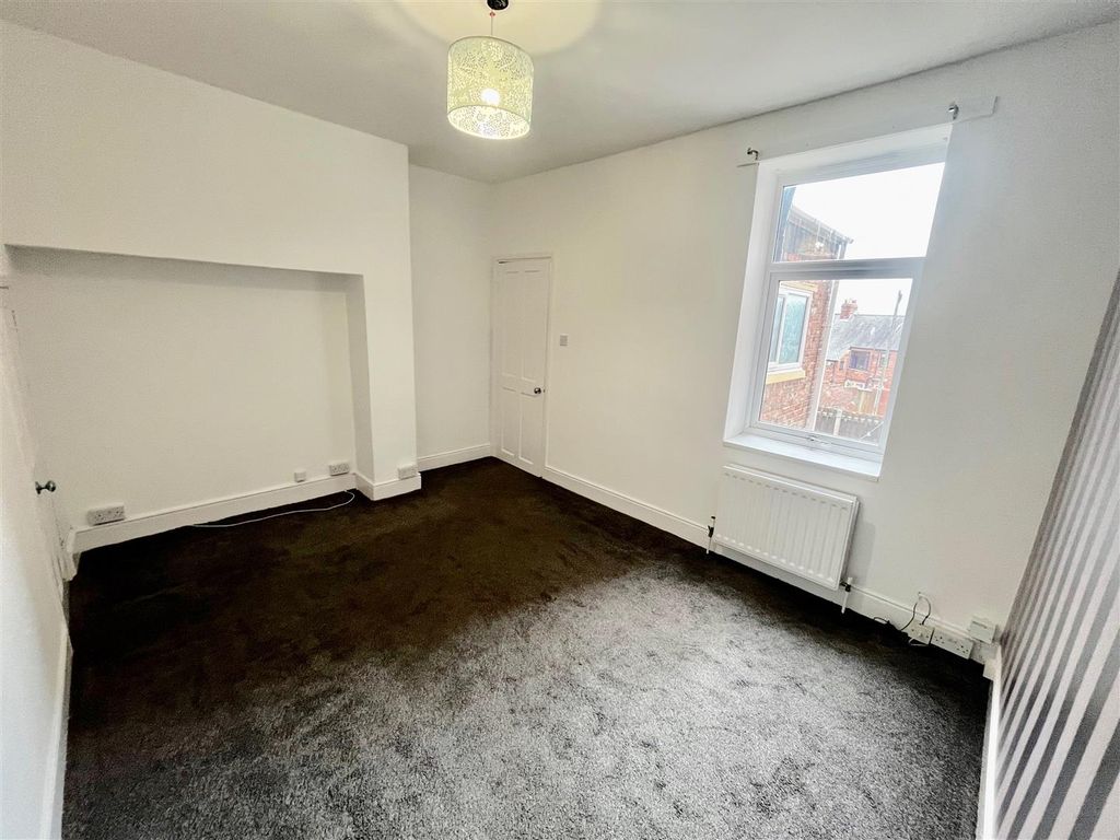 Property photo 3 of 14 Lounge