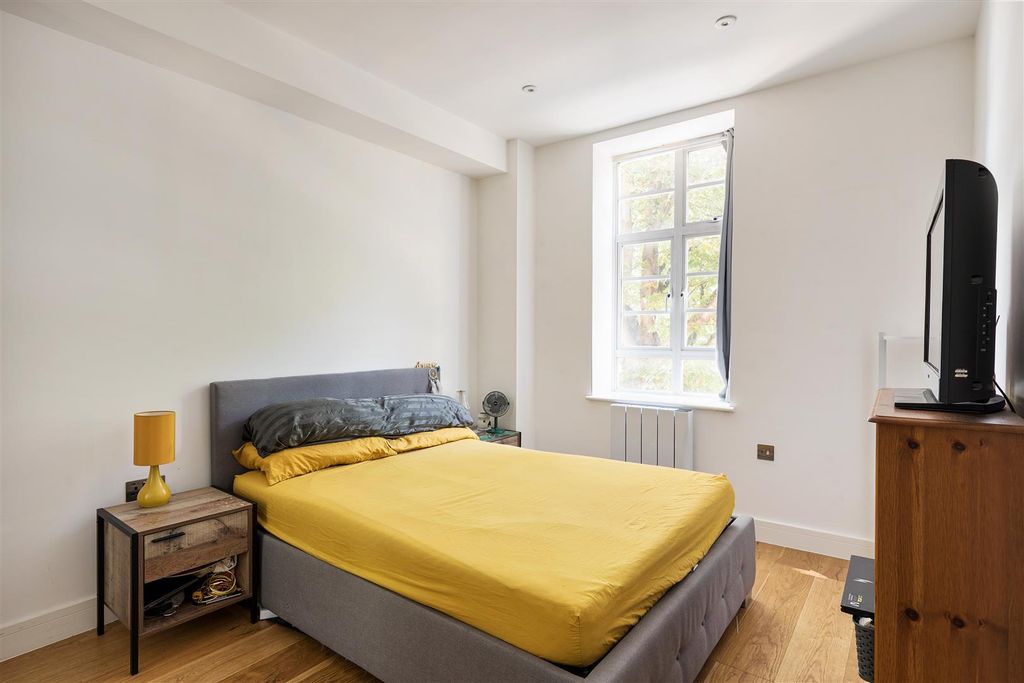 Property photo 3 of 17 Lemna Road, E11