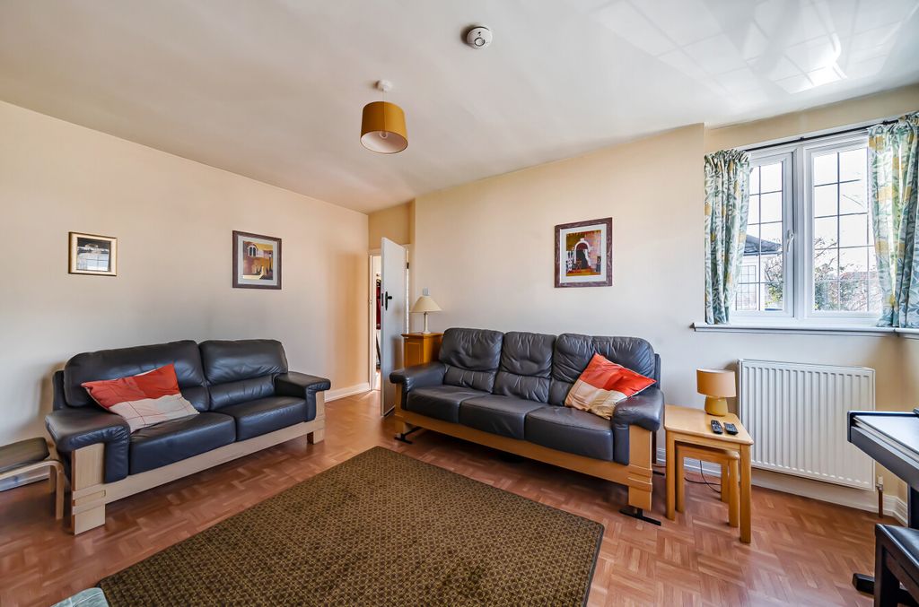 Property photo 3 of 14 Lounge2
