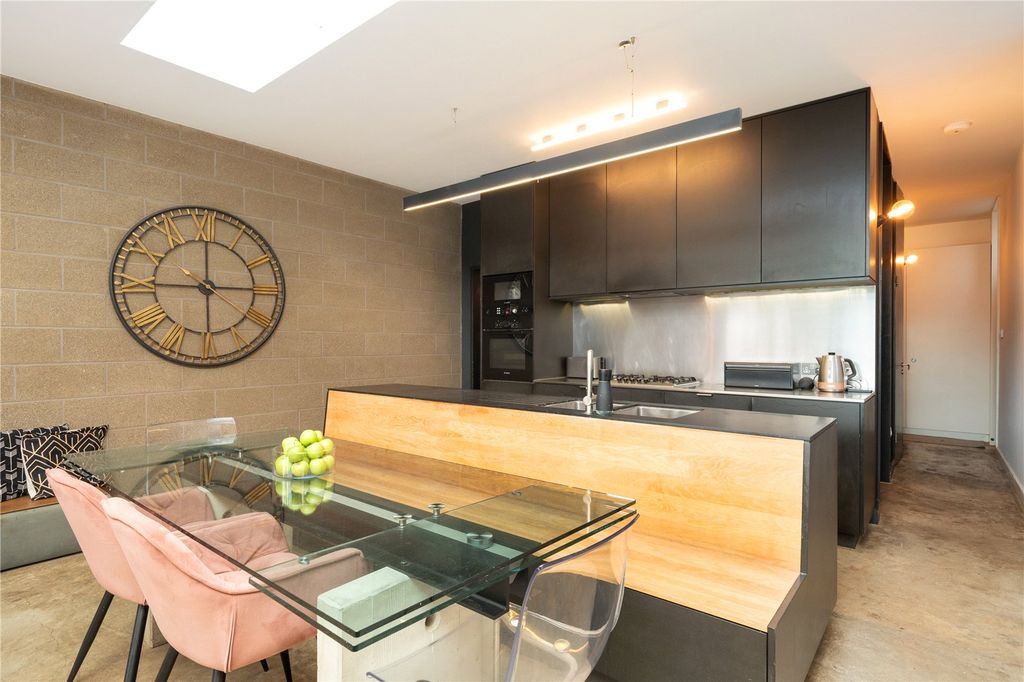 Property photo 3 of 11 Dining/Kitchen