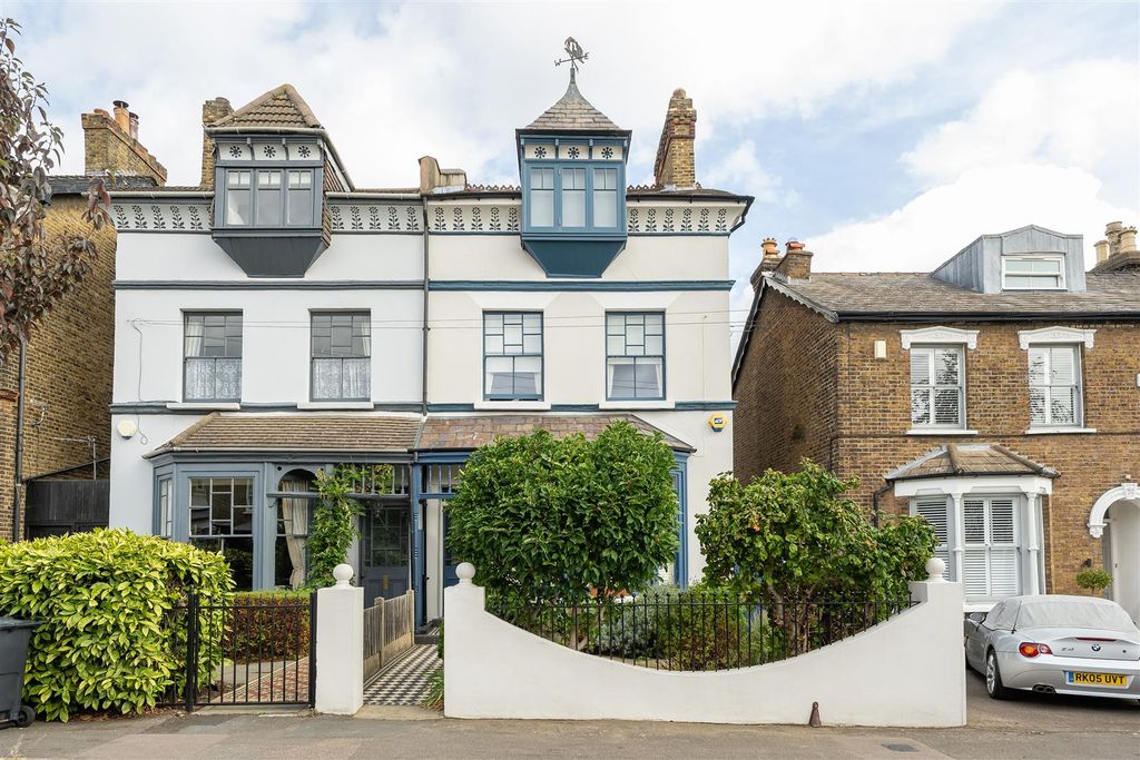 Property photo 1 of 39 Derby Road, E18