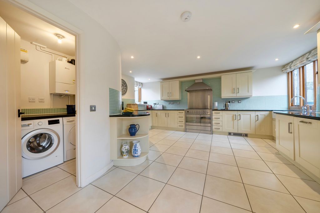 Property photo 3 of 27 Kitchen / Breakfast Room