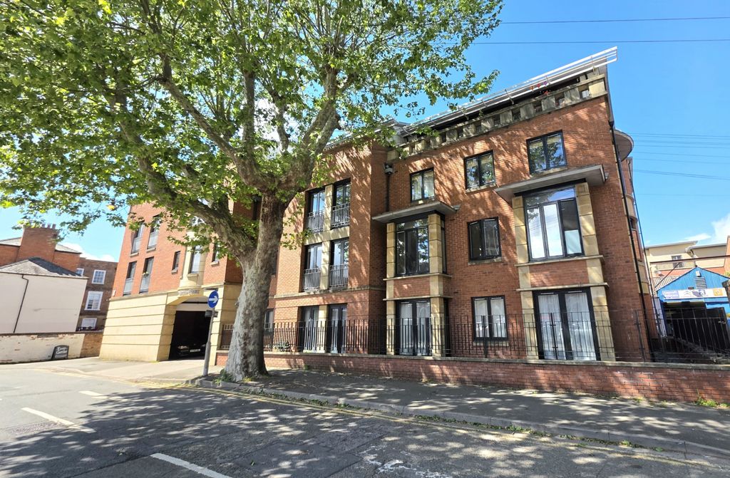 Property photo 1 of 21 Stunning Two Bedroom First Floor Apartment In Worcester City Centre Â€“ Secure Gated Parking