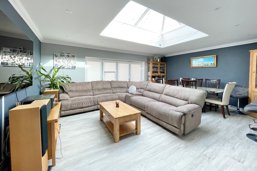 Additional image 4 of 5 bed detached house for saleWoodcot Gardens, Farnborough GU14