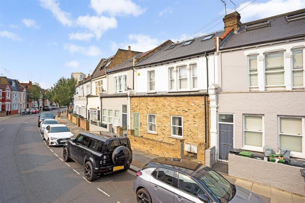 Property photo 1 of 8 77276_Flat-3-121-Stephendale-Road-London (2).Jpg