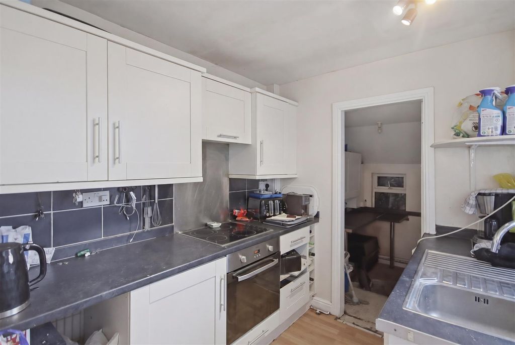Property photo 3 of 11 Kitchen