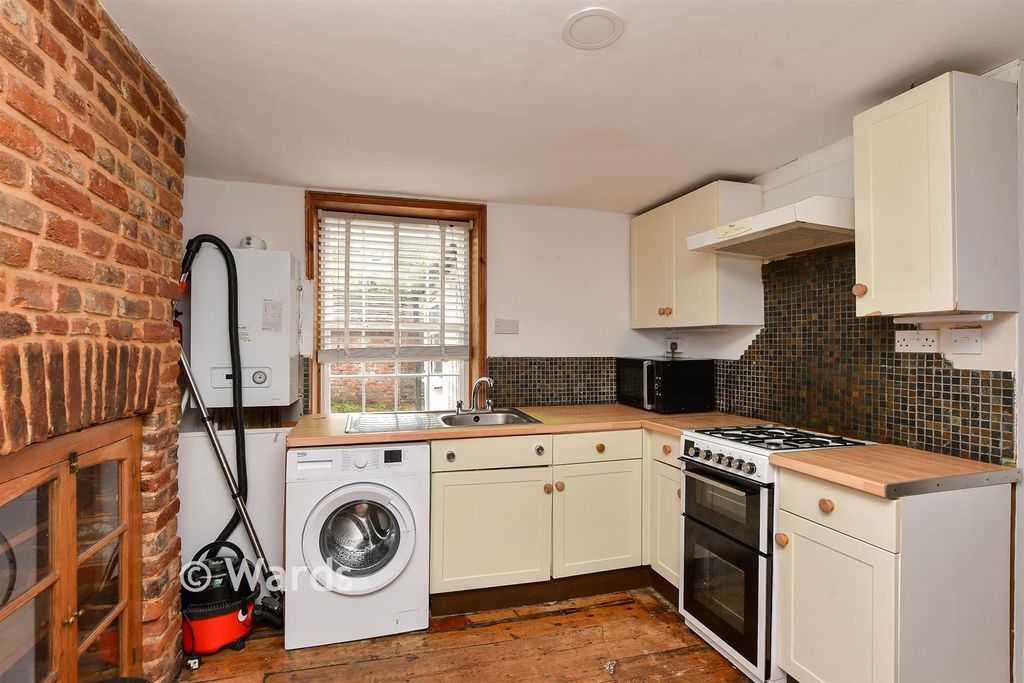 Property photo 3 of 10 Kitchen