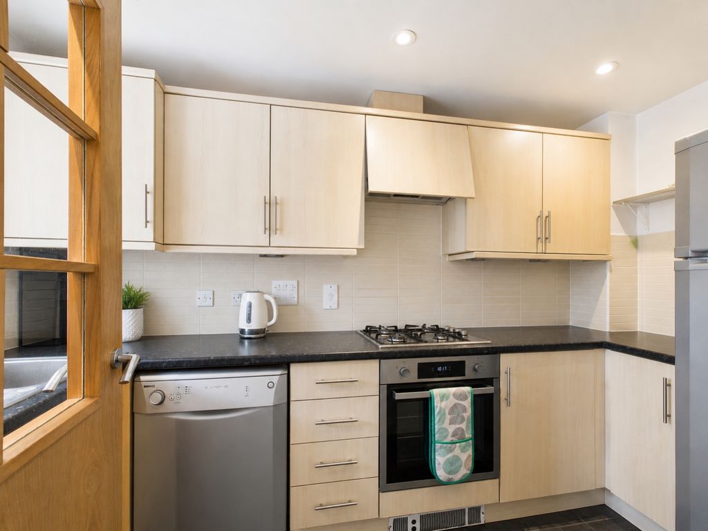 Property photo 2 of 11 Ewemove Estate Agents Basingstoke - Hewitt Road