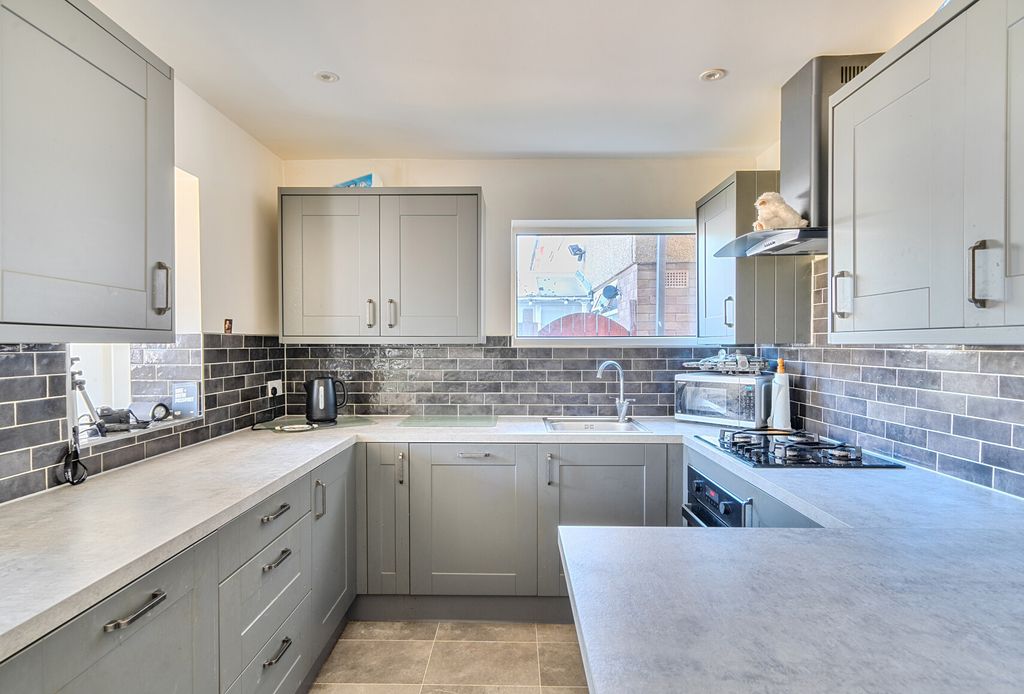 Property photo 2 of 14 1438695-18-69Ef3d...