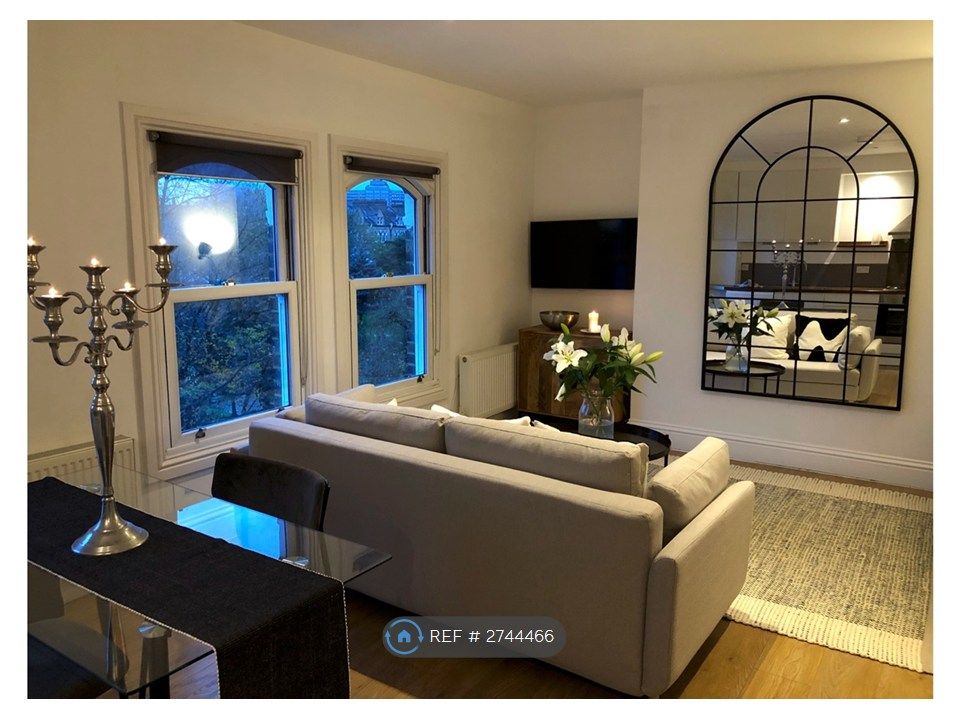 Property photo 3 of 8 Lounge Overlooking Park