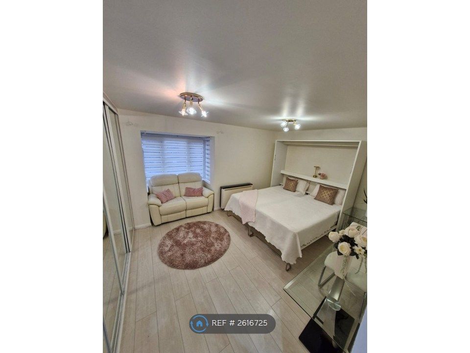 Property photo 3 of 9 Lounge With Beds Open