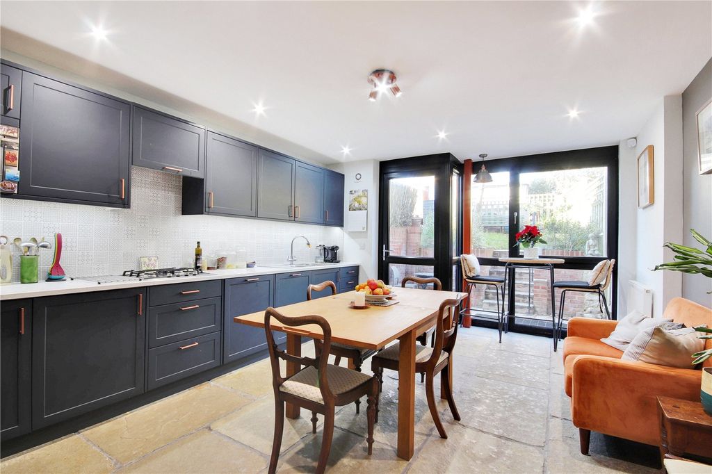 Property photo 2 of 12 Kitchen/Breakfast Rm