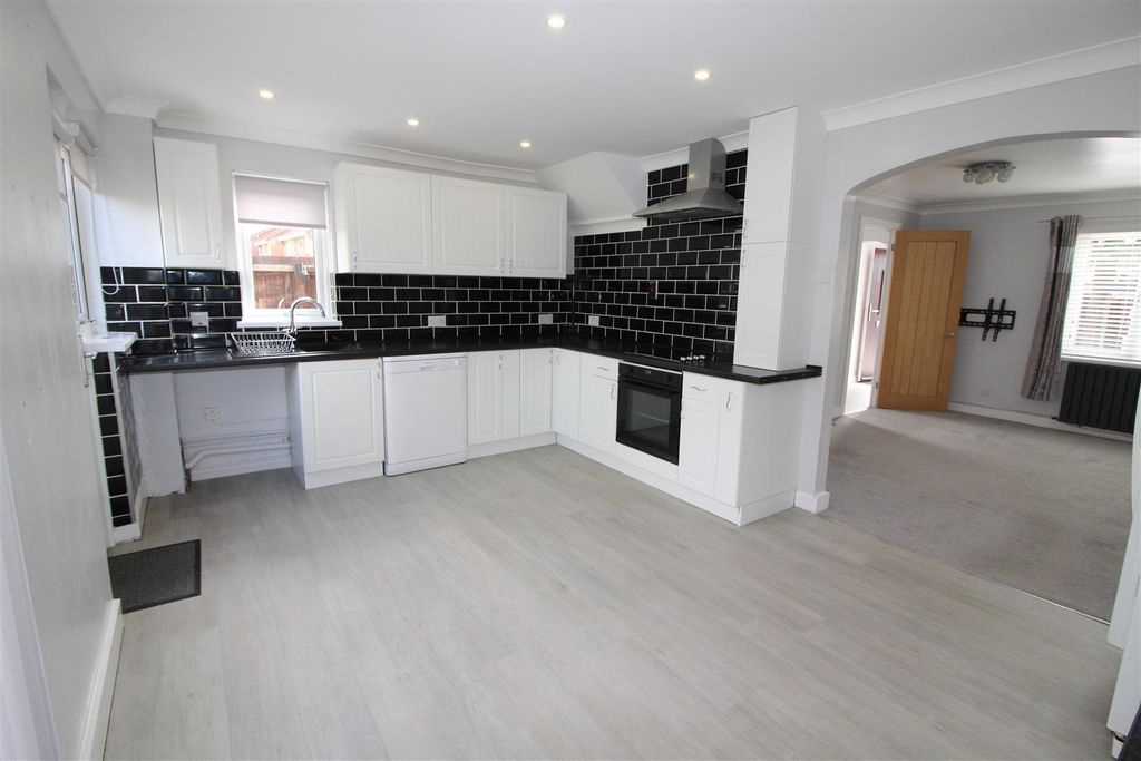 Property photo 3 of 25 Kitchen/Dining Room