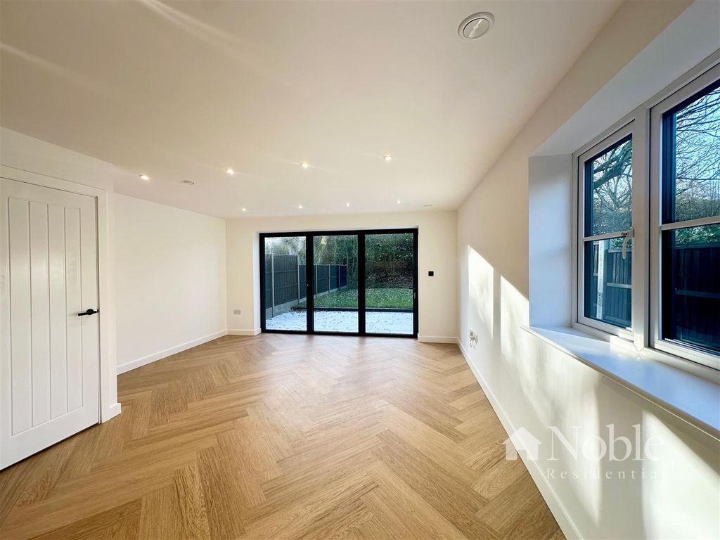 Property photo 3 of 21 Lounge